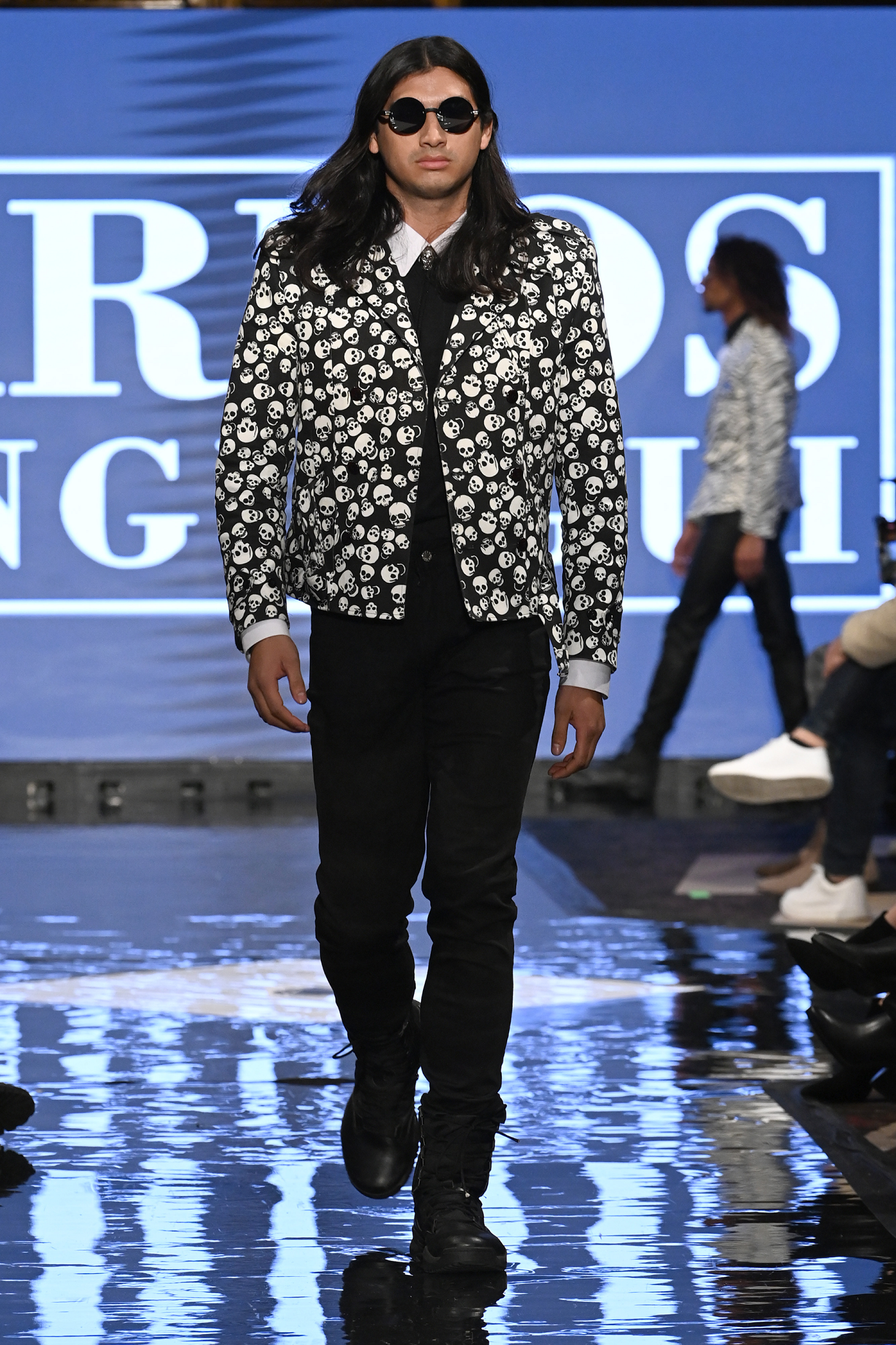 Chaqueta 290$,  Pantalón 99$