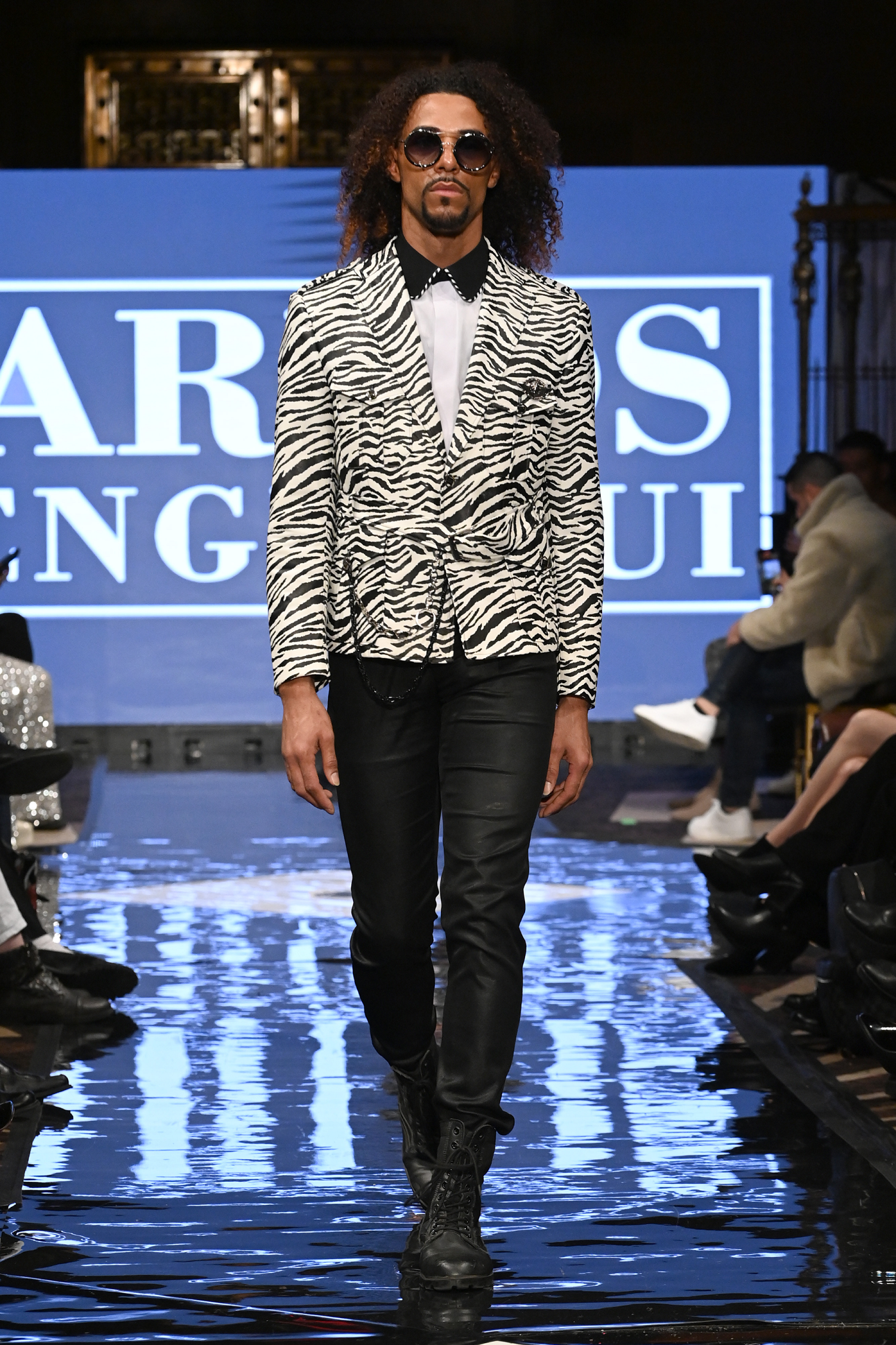Chaqueta 290$,  Pantalón 99$