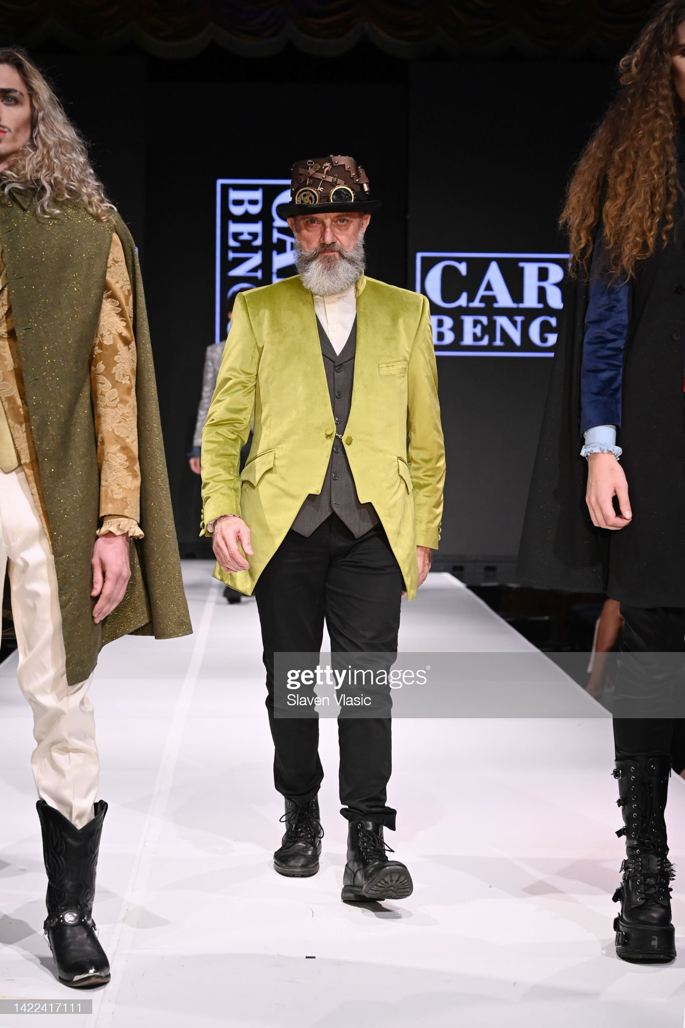 Chaqueta $399 chaleco $129  & pantalón $129
