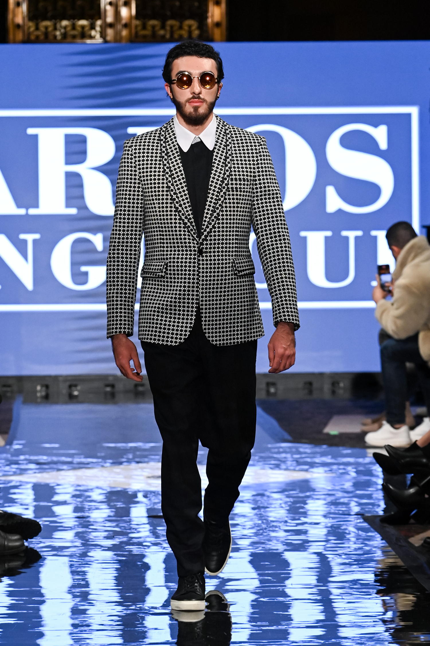 Chaqueta 290$,  Pantalón 99$