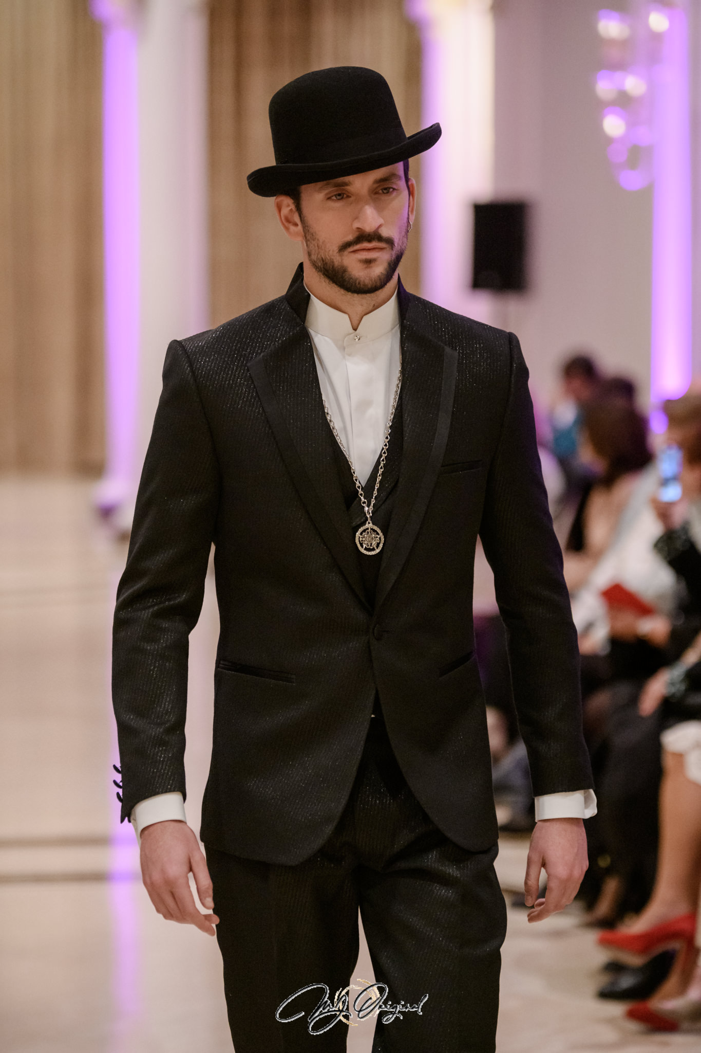 Traje 3 piezas $699 –