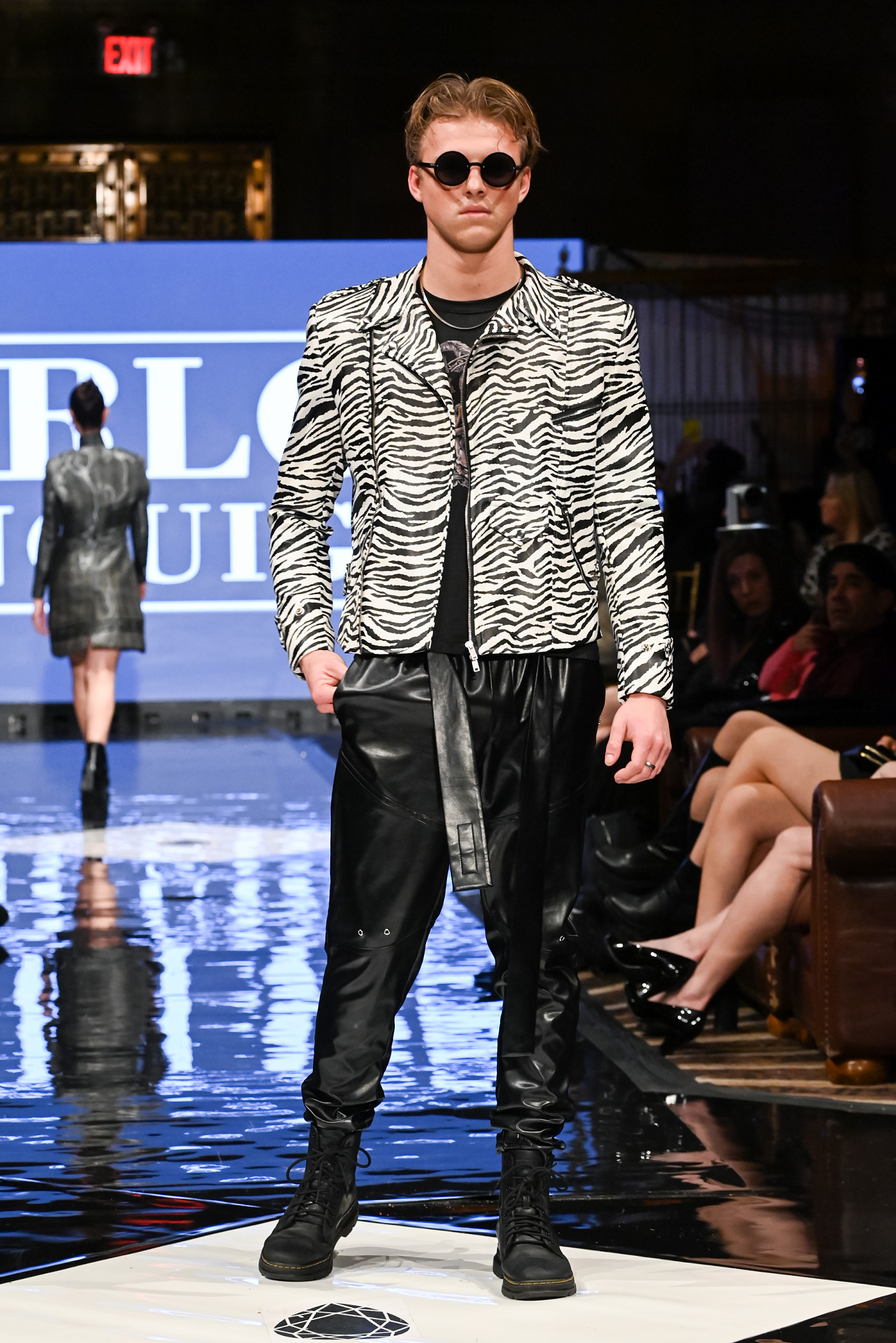 Chaqueta 290$,  Pantalón 99$