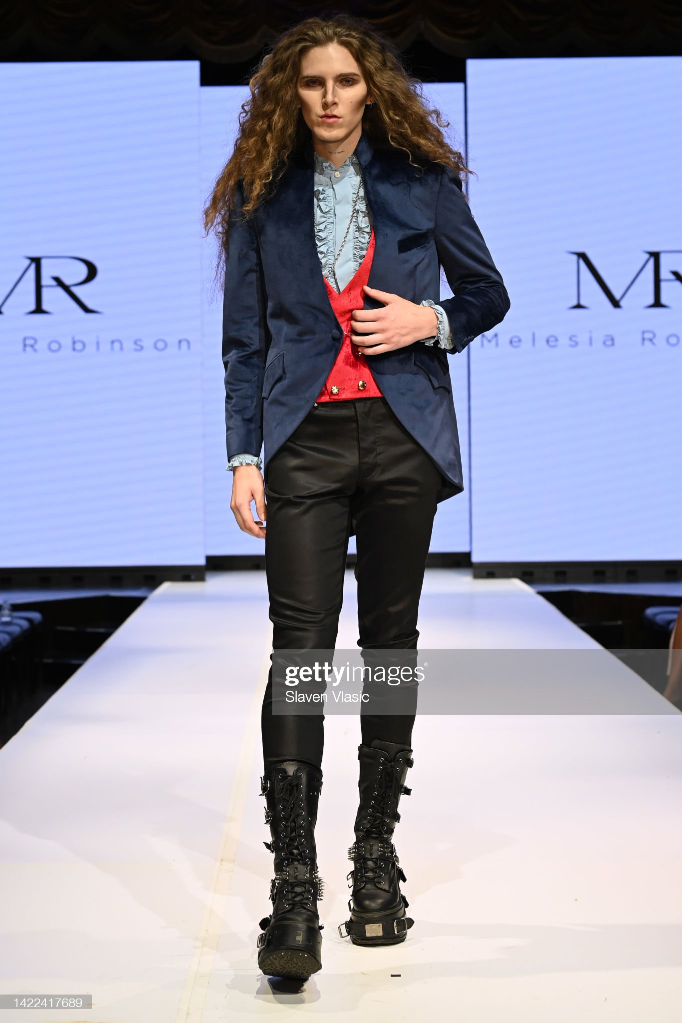 Chaqueta $399 chaleco $129  & pantalón $129