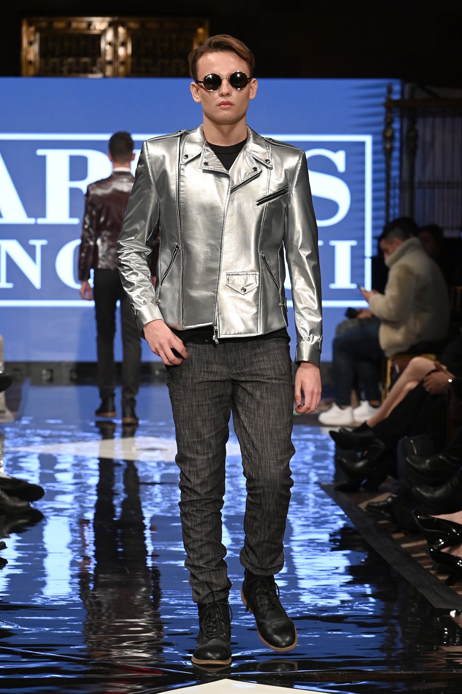 Chaqueta 290$,  Pantalón 99$
