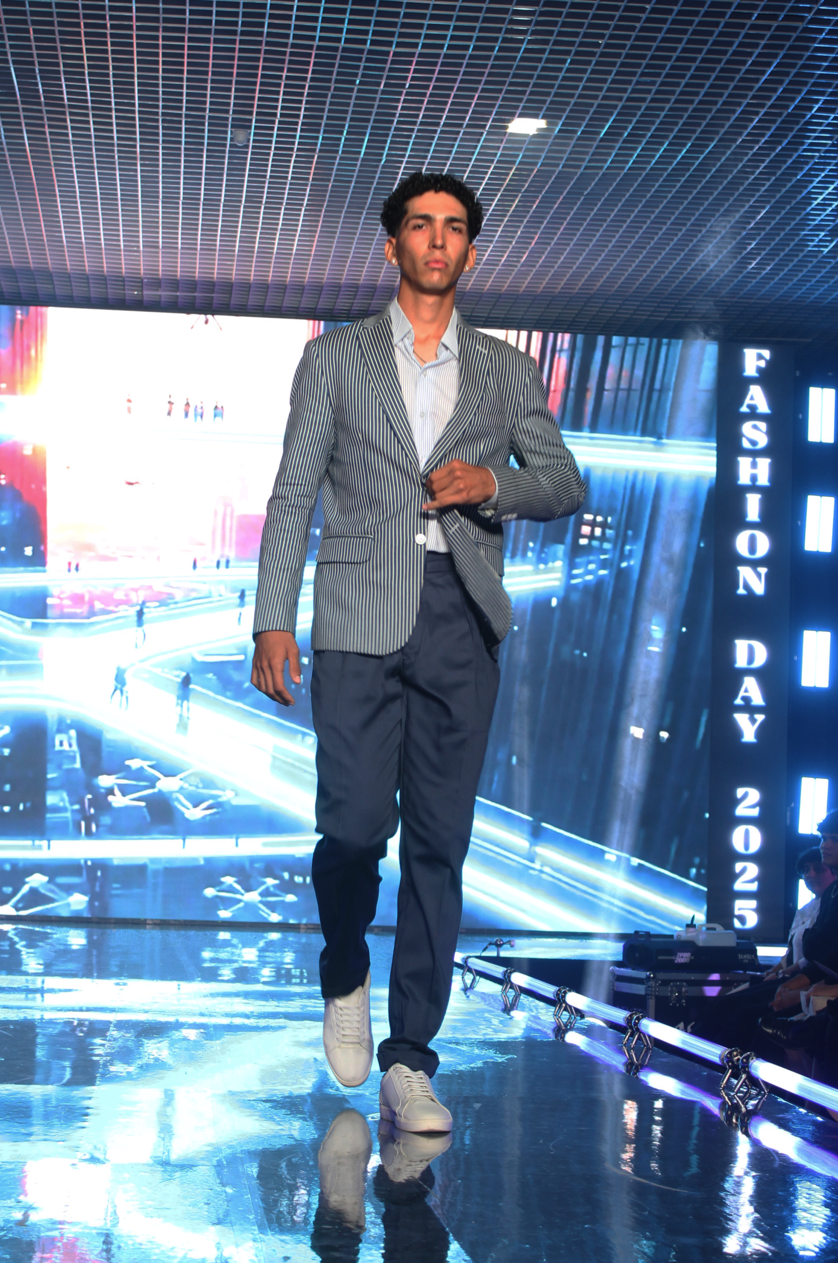 Chaqueta 190$, Camisa 79$, Pantalón 89$