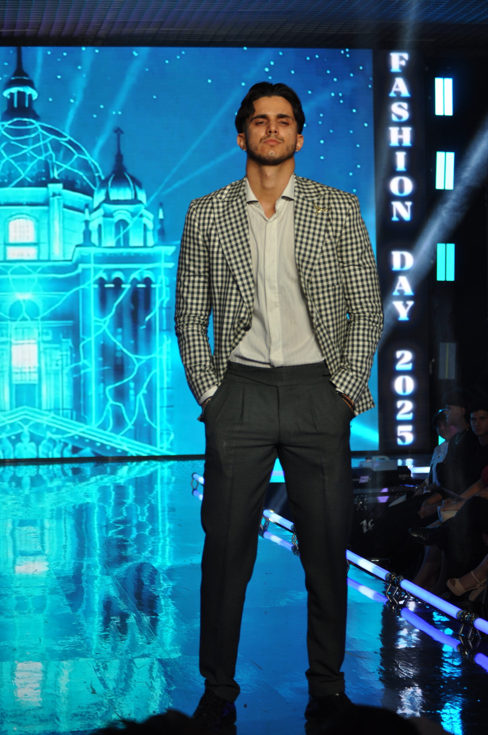 Chaqueta 190$, Camisa 79$, Pantalón 89$ –